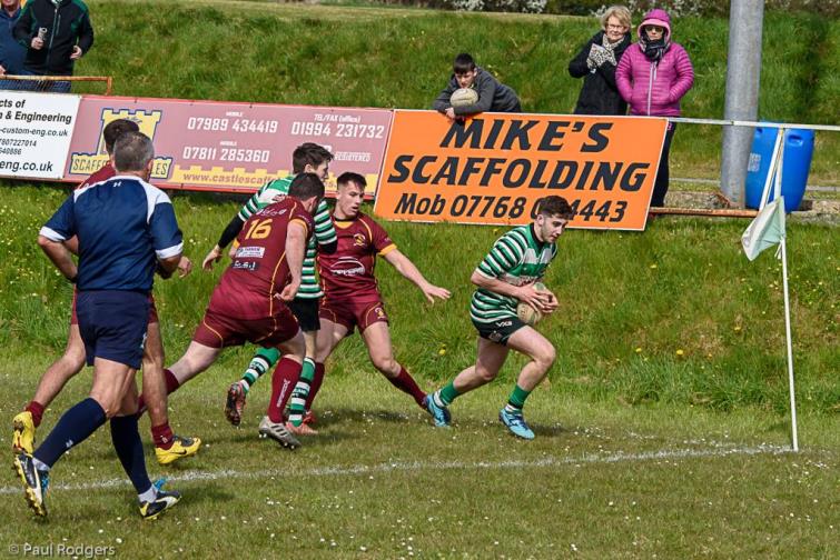 Gino Setaro spots a gap for the Borderers second try